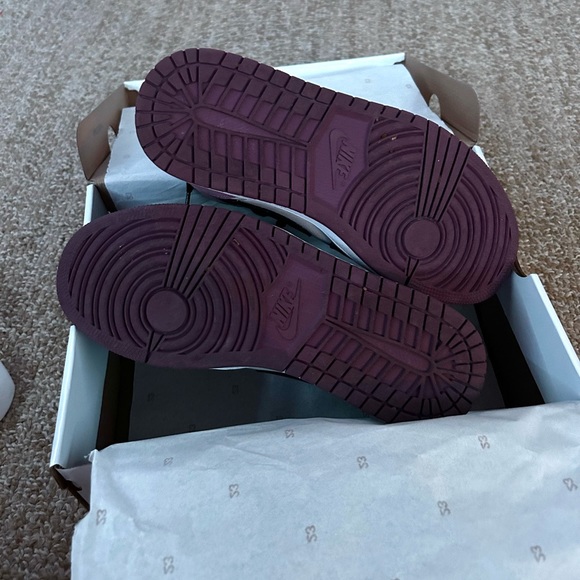 Women’s Air Jordan 1 Mid SE Light Mulberry/Black w/ Box - Picture 6 of 7